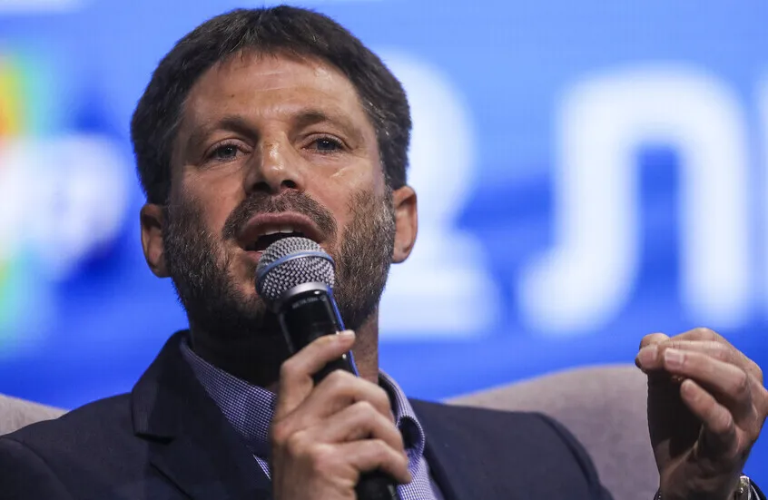 سموتريتش يهدد ويتوعد السلطة الفلسطينية بحرب ضروس تبدأ من “خان الأحمر”